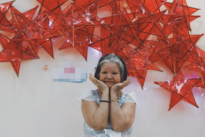 Ông đeo mặt nạ, bà tạo dáng ngầu: Hình ảnh cảm động trong những ngày cận Trung Thu