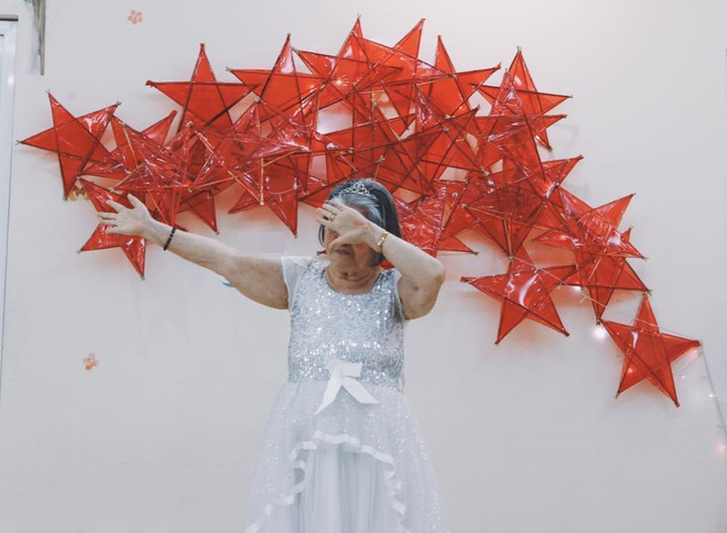 Ông đeo mặt nạ, bà tạo dáng ngầu: Hình ảnh cảm động trong những ngày cận Trung Thu