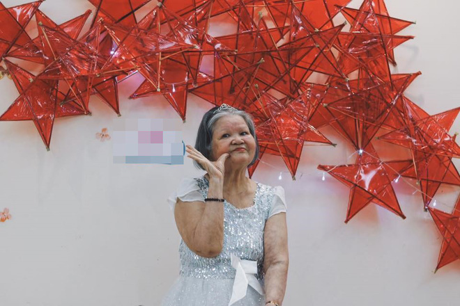 Ông đeo mặt nạ, bà tạo dáng ngầu: Hình ảnh cảm động trong những ngày cận Trung Thu