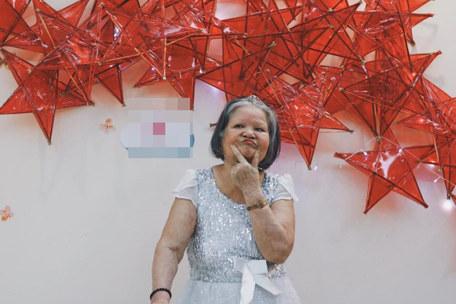 Ông đeo mặt nạ, bà tạo dáng ngầu: Hình ảnh cảm động trong những ngày cận Trung Thu