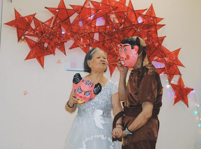 Ông đeo mặt nạ, bà tạo dáng ngầu: Hình ảnh cảm động trong những ngày cận Trung Thu
