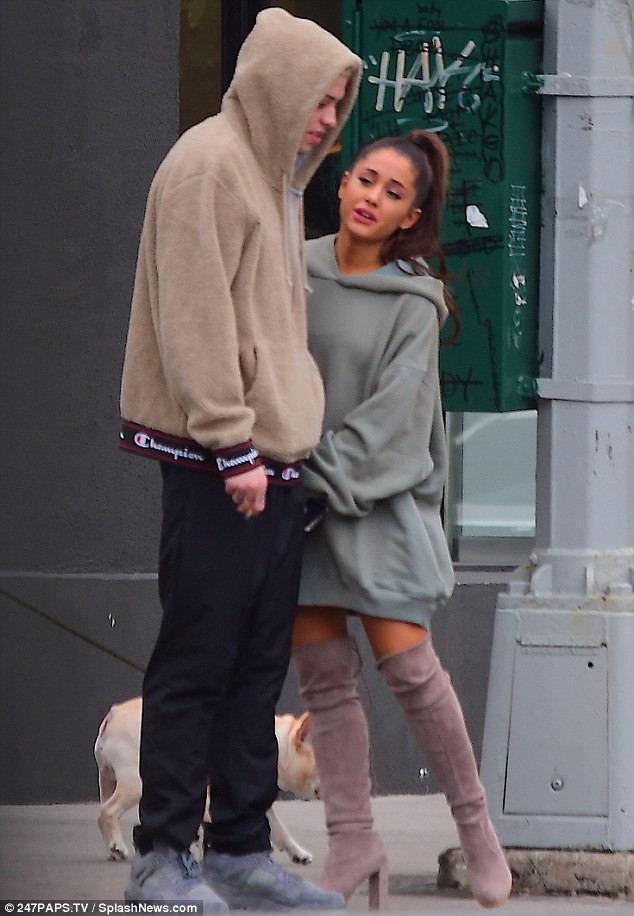 Bị chỉ trích liên quan đến cái chết của bạn trai cũ, Ariana Grande tuyên bố tạm ngừng ca hát