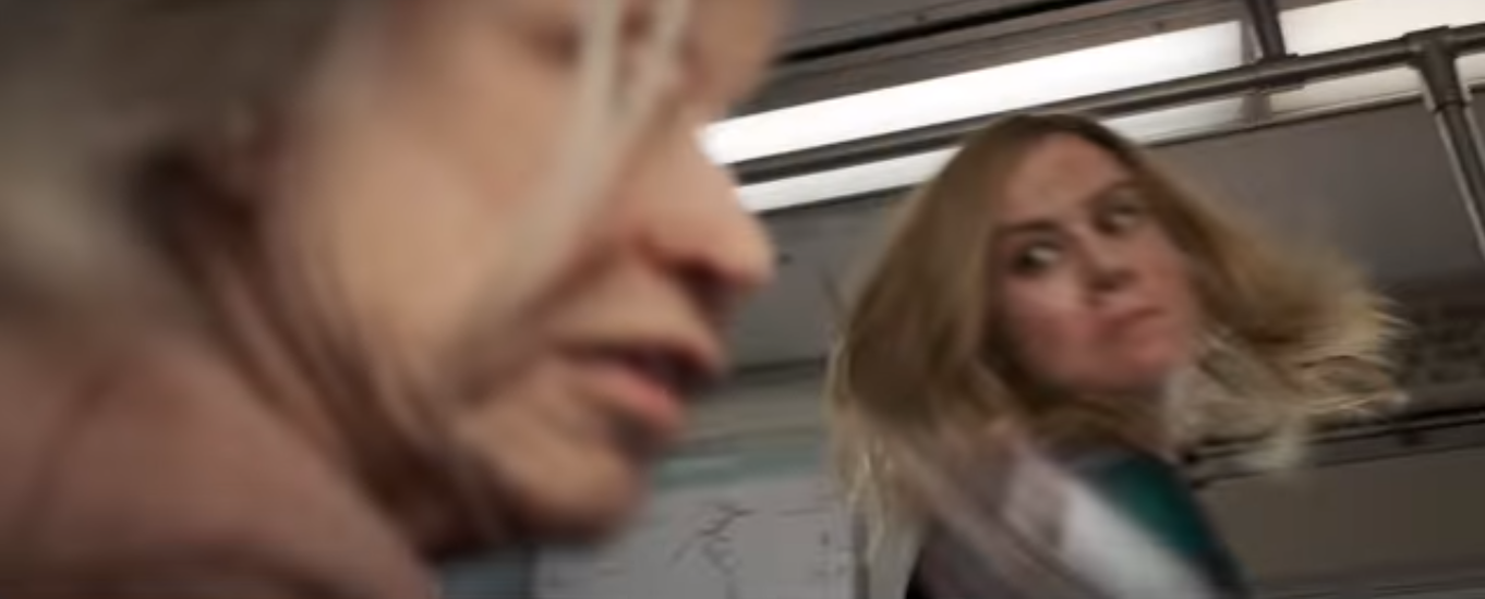 Captain Marvel tung trailer đầu tiên phô diễn sức mạnh khi...đấm cả người già