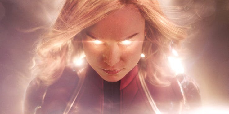 Captain Marvel tung trailer đầu tiên phô diễn sức mạnh khi...đấm cả người già
