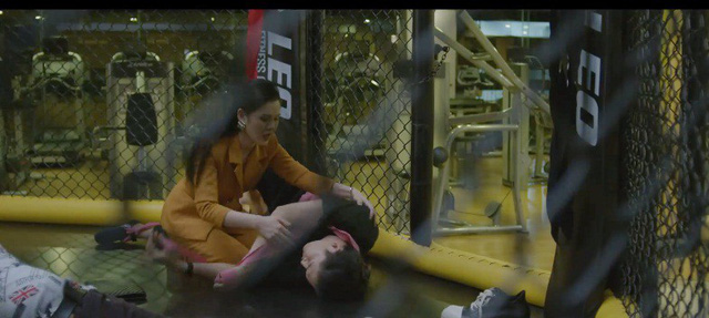 Phim Yêu thì ghét thôi tập 7: Kim bắt tại trận chồng đang được tình cũ dìu về phòng riêng Phim Yêu thì ghét thôi tập 7: Kim bắt tại trận chồng đang được tình cũ dìu về phòng riêng