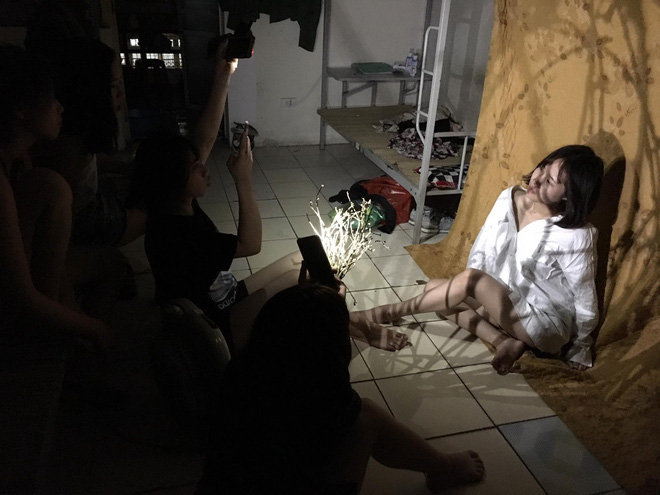 Hội gái xinh biến KTX quốc phòng thành studio sống ảo không thể chất hơn