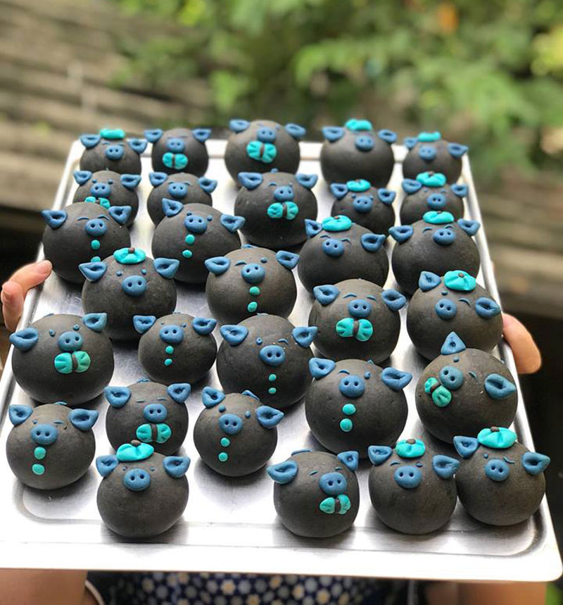 Làm bánh trung thu chẳng giống ai, bán hết vèo hơn vạn chiếc