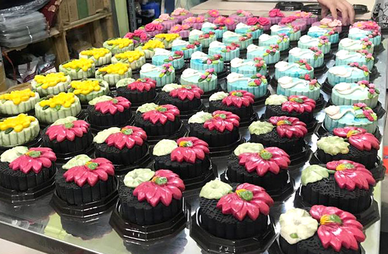 Làm bánh trung thu chẳng giống ai, bán hết vèo hơn vạn chiếc