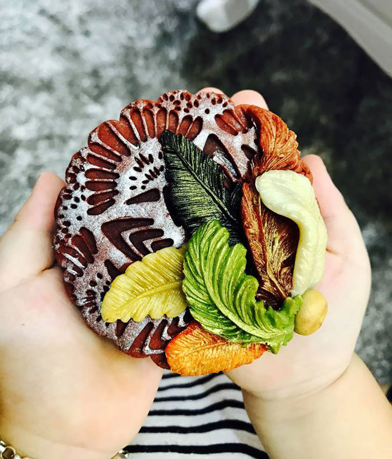 Làm bánh trung thu chẳng giống ai, bán hết vèo hơn vạn chiếc