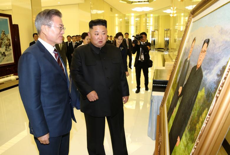 Những khoảnh khắc sau ngày gặp đầu giữa ông Moon và Kim Jong Un
