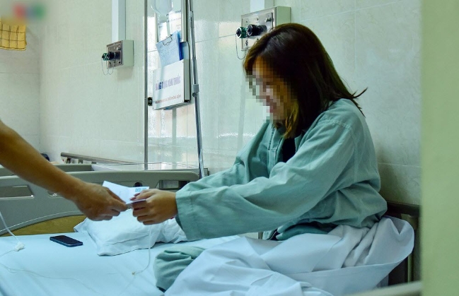 Bệnh nhân sốc ma túy nhập viện được thăm hỏi, tặng tiền gây tranh cãi?