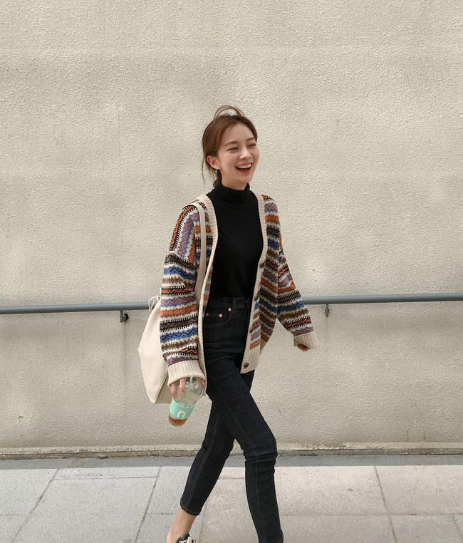 Chưa lạnh hẳn nhưng áo len và cardigan đã rục rịch phủ kín street style Châu Á tuần này