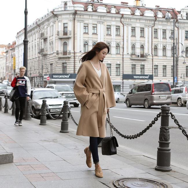 Chưa lạnh hẳn nhưng áo len và cardigan đã rục rịch phủ kín street style Châu Á tuần này