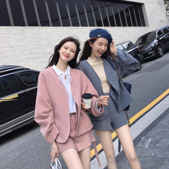 Chưa lạnh hẳn nhưng áo len và cardigan đã rục rịch phủ kín street style Châu Á tuần này