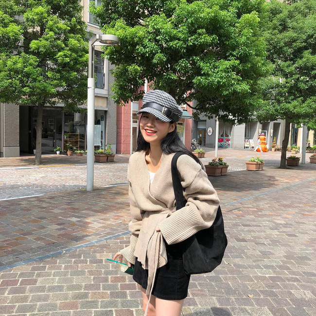 Chưa lạnh hẳn nhưng áo len và cardigan đã rục rịch phủ kín street style Châu Á tuần này