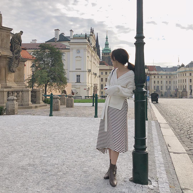 Chưa lạnh hẳn nhưng áo len và cardigan đã rục rịch phủ kín street style Châu Á tuần này