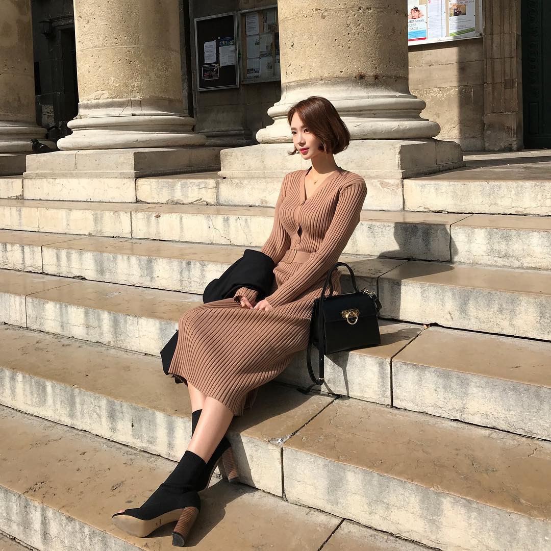 Chưa lạnh hẳn nhưng áo len và cardigan đã rục rịch phủ kín street style Châu Á tuần này