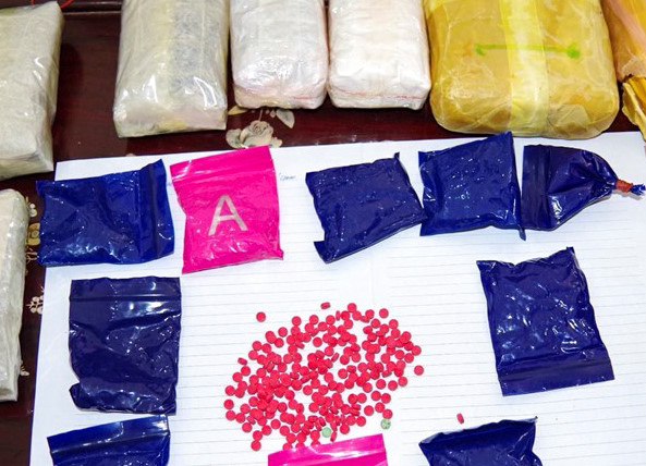 Bắt 3 người đàn ông mang 18.000 viên ma túy vào khách sạn