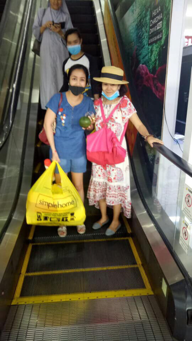 Sức khoẻ khá hơn sau khi xuất viện, Mai Phương vui vẻ đi siêu thị và tới chơi nhà Ốc Thanh Vân