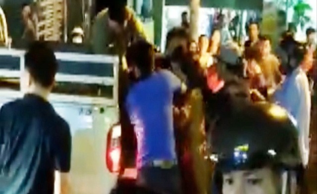 Nhân chứng vụ nam thanh niên chở bạn gái bị 4 sinh viên truy sát: Đánh chết người vì vũng nước trên đường