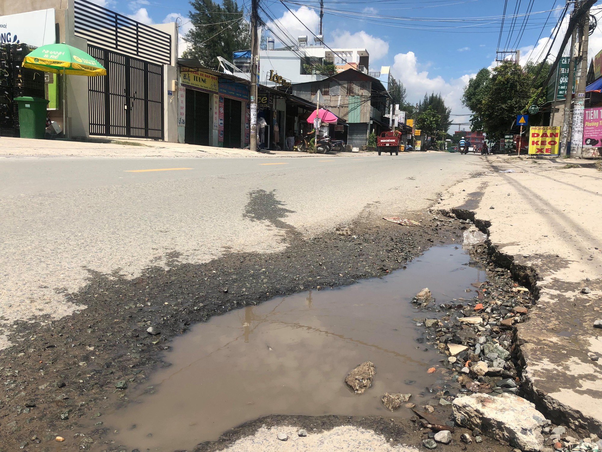 Nhân chứng vụ nam thanh niên chở bạn gái bị 4 sinh viên truy sát: Đánh chết người vì vũng nước trên đường