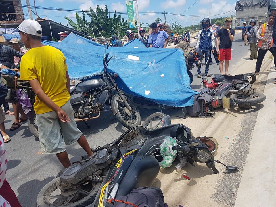Ngã ra đường sau va quẹt với bạn đồng hành, nữ du khách nước ngoài bị xe tải cán tử vong