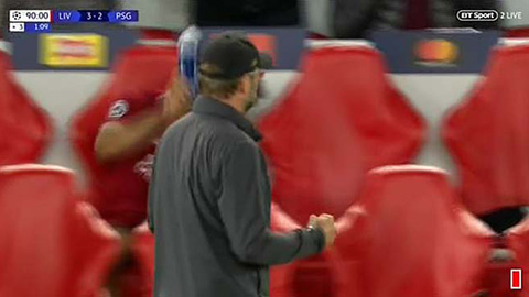 Salah ném chai nước tức giận khi Firmino ghi bàn