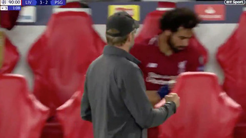 Salah ném chai nước tức giận khi Firmino ghi bàn