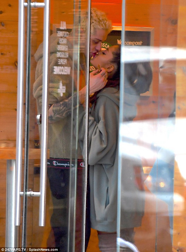 Ariana Grande xuất hiện buồn bã bên bạn trai sau khi tình cũ qua đời