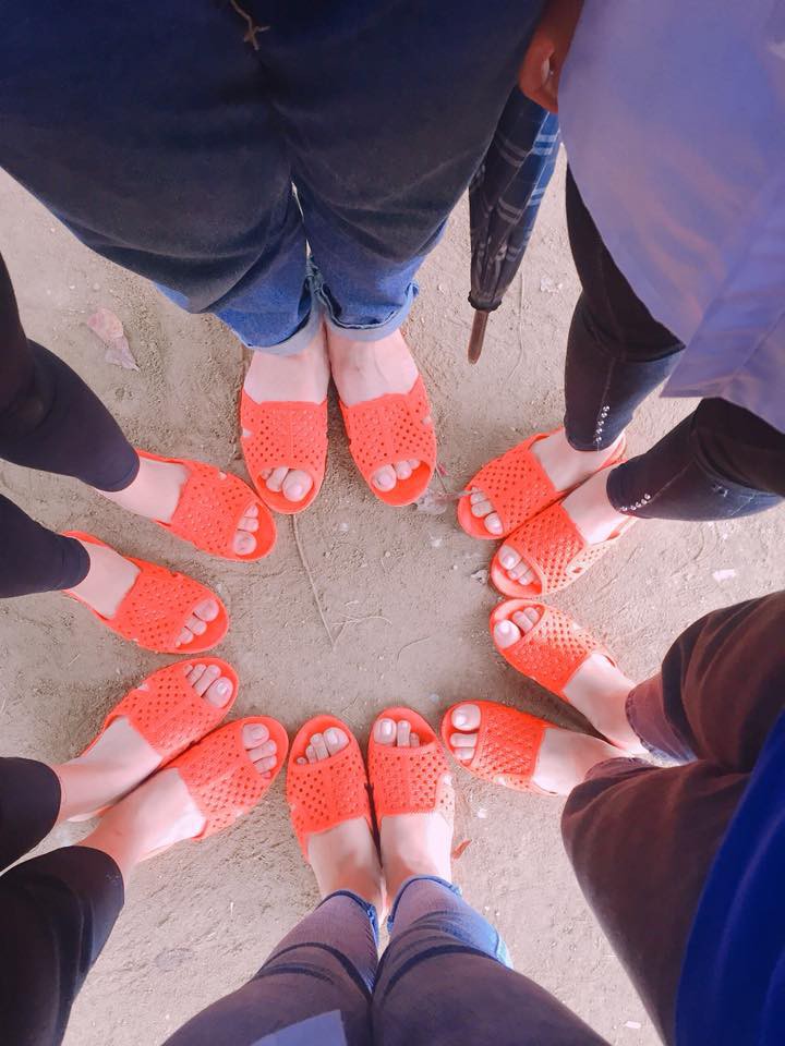 Ngầu như lớp người ta: Rủ team mang dép tổ ong sáng rực cả một góc trường!