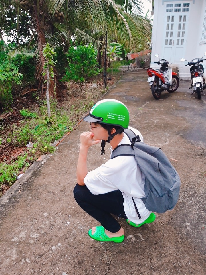 Ngầu như lớp người ta: Rủ team mang dép tổ ong sáng rực cả một góc trường!