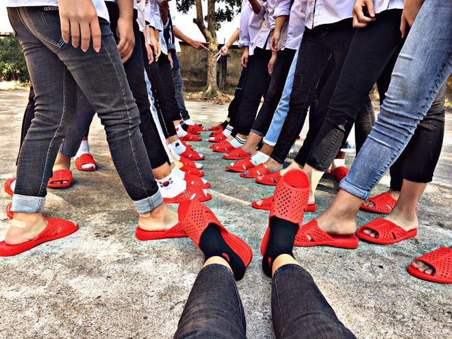 Ngầu như lớp người ta: Rủ team mang dép tổ ong sáng rực cả một góc trường!