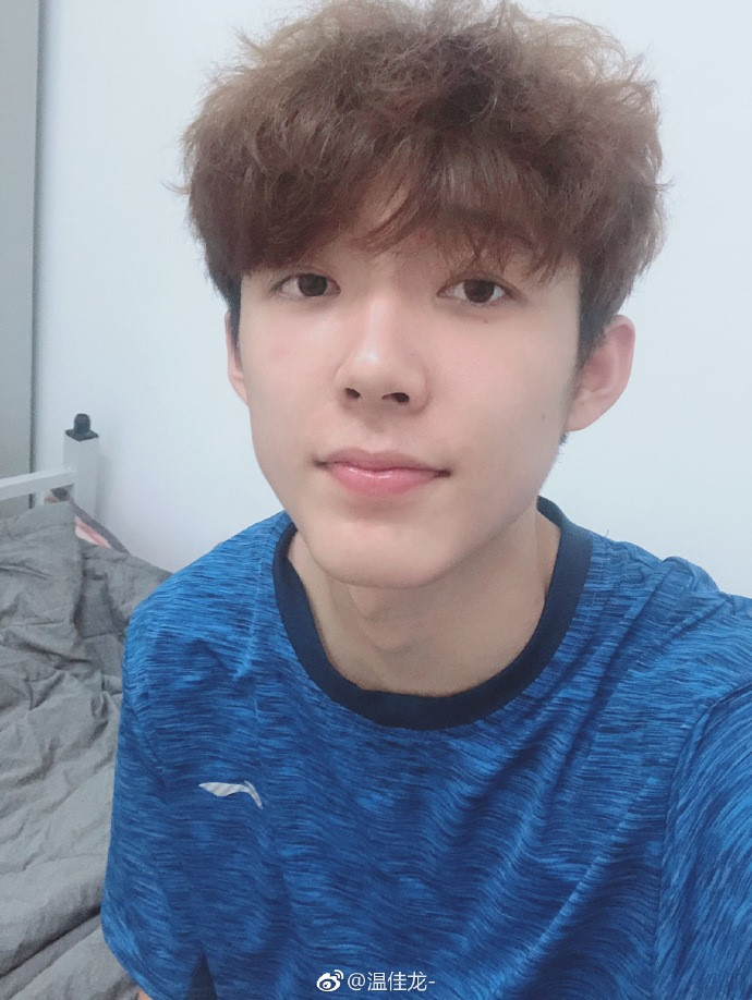 Hot boy bóng rổ 19 tuổi, cao 1,99 m đốn tim các chị em