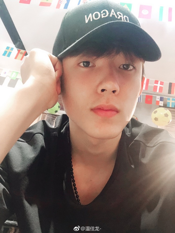 Hot boy bóng rổ 19 tuổi, cao 1,99 m đốn tim các chị em