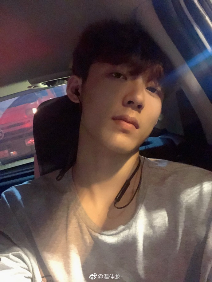 Hot boy bóng rổ 19 tuổi, cao 1,99 m đốn tim các chị em