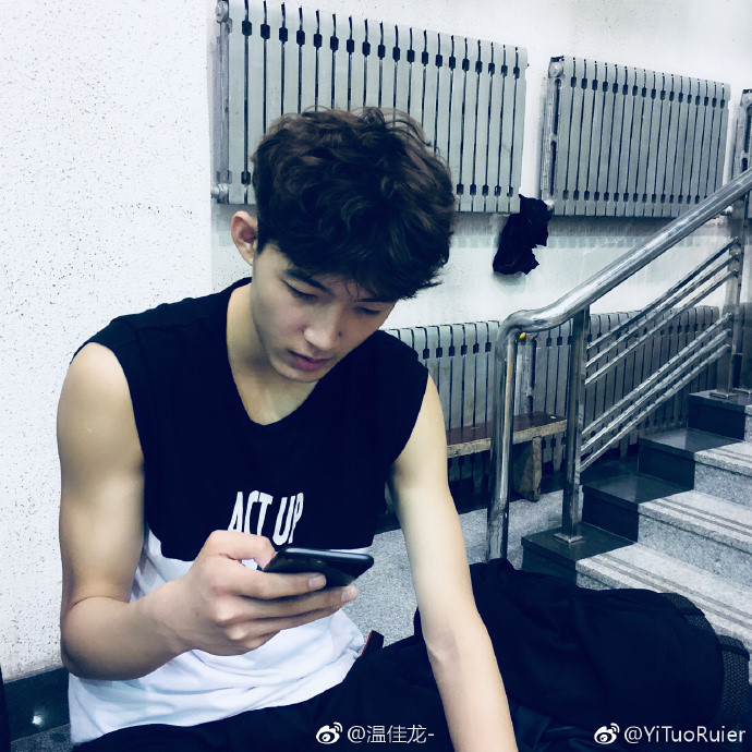 Hot boy bóng rổ 19 tuổi, cao 1,99 m đốn tim các chị em