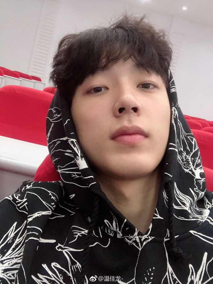 Hot boy bóng rổ 19 tuổi, cao 1,99 m đốn tim các chị em