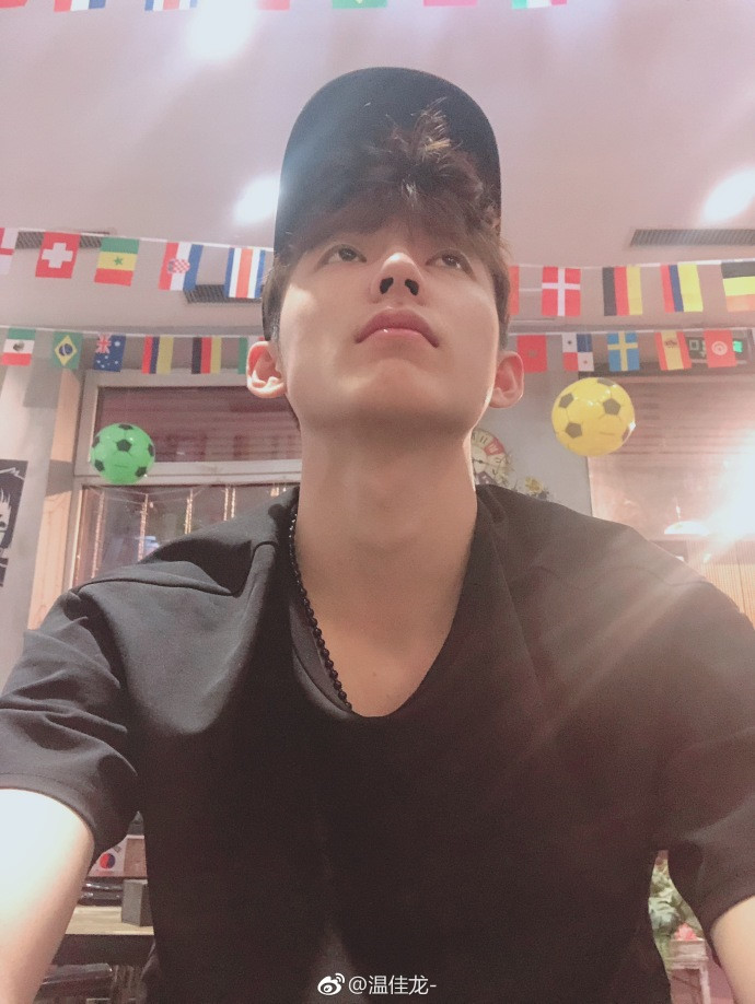 Hot boy bóng rổ 19 tuổi, cao 1,99 m đốn tim các chị em