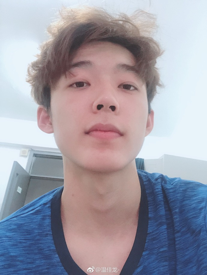 Hot boy bóng rổ 19 tuổi, cao 1,99 m đốn tim các chị em