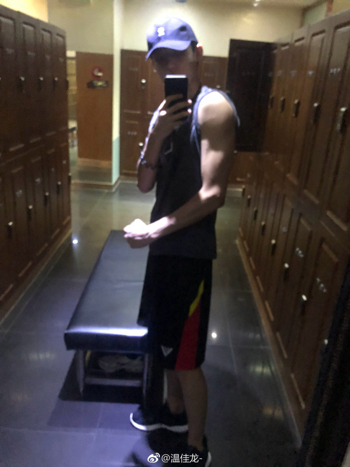 Hot boy bóng rổ 19 tuổi, cao 1,99 m đốn tim các chị em