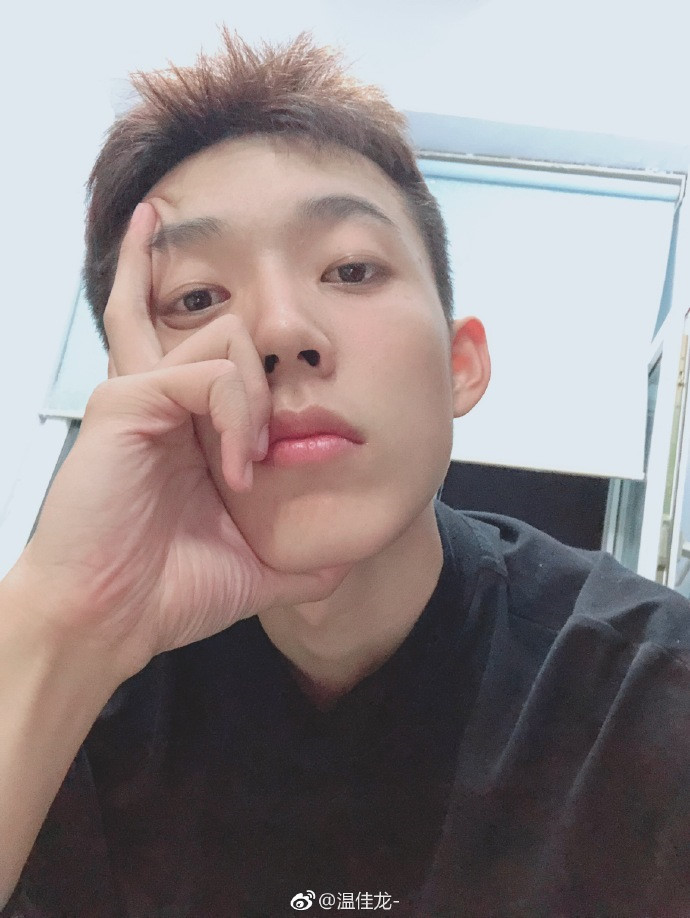 Hot boy bóng rổ 19 tuổi, cao 1,99 m đốn tim các chị em