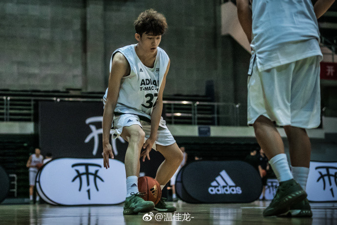 Hot boy bóng rổ 19 tuổi, cao 1,99 m đốn tim các chị em