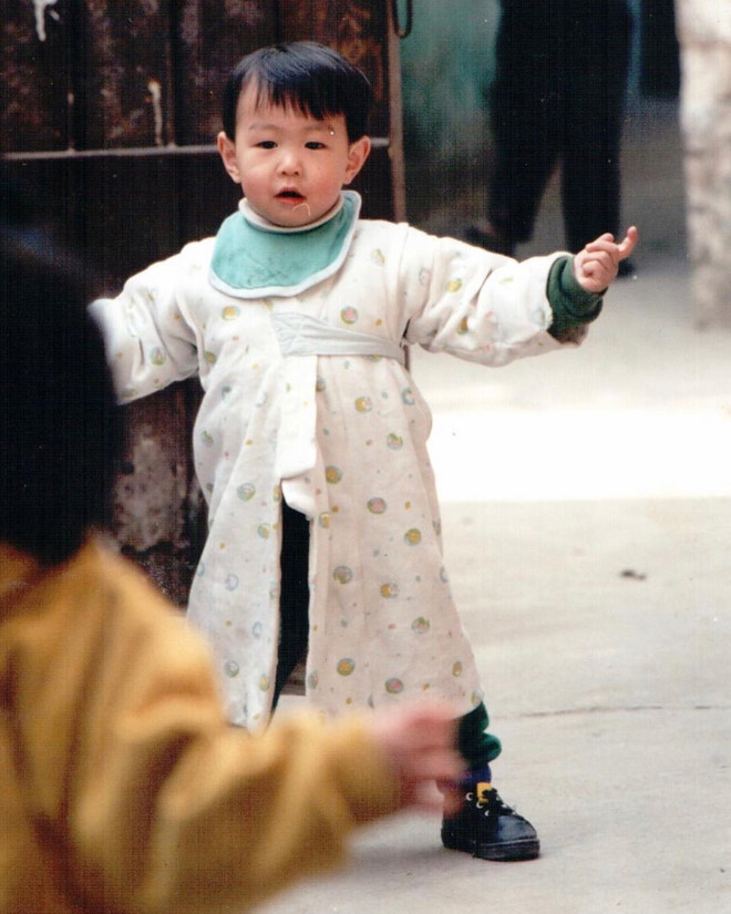 Khoe hình lúc nhỏ, HuyMe khiến fan thích thú vì giống hệt bé Xoài