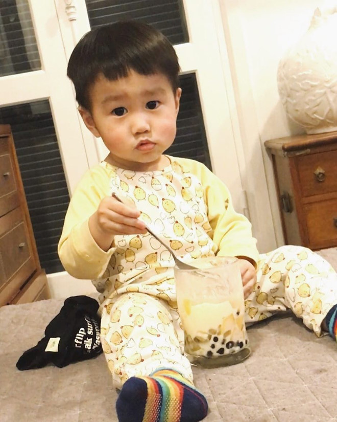 Khoe hình lúc nhỏ, HuyMe khiến fan thích thú vì giống hệt bé Xoài