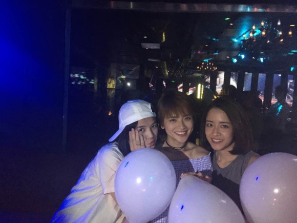 Sao Việt bất chấp sử dụng bóng cười: Người âm thầm trong bar, người công khai tập thể