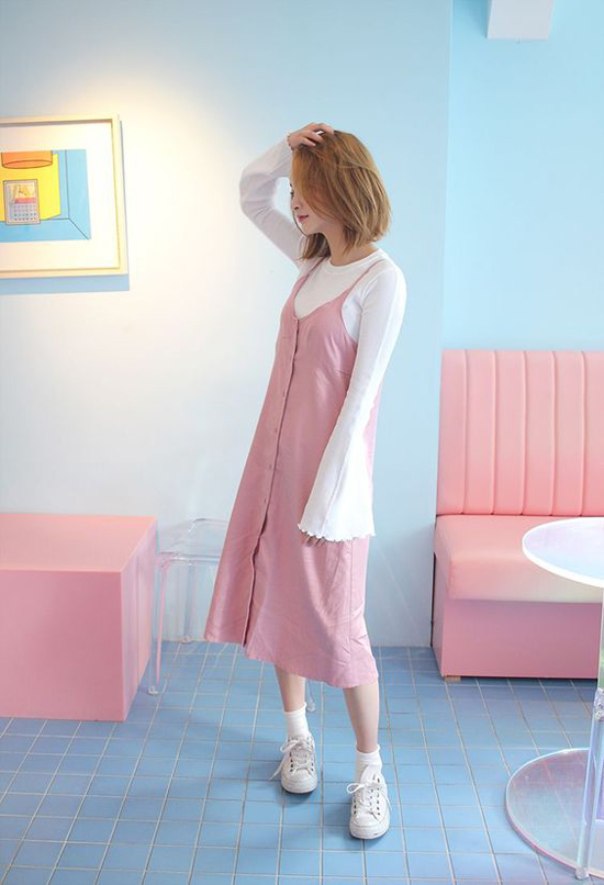 Tận dụng váy hai dây để phối đồ mùa thu