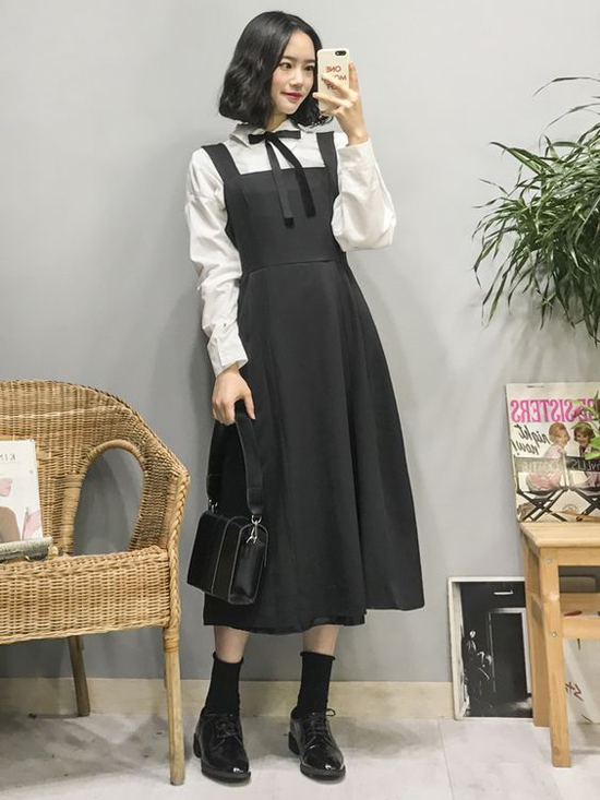 Tận dụng váy hai dây để phối đồ mùa thu