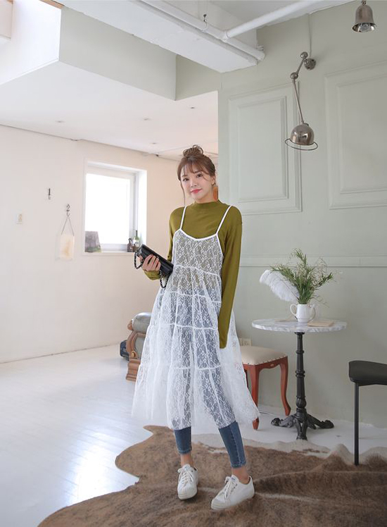 Tận dụng váy hai dây để phối đồ mùa thu