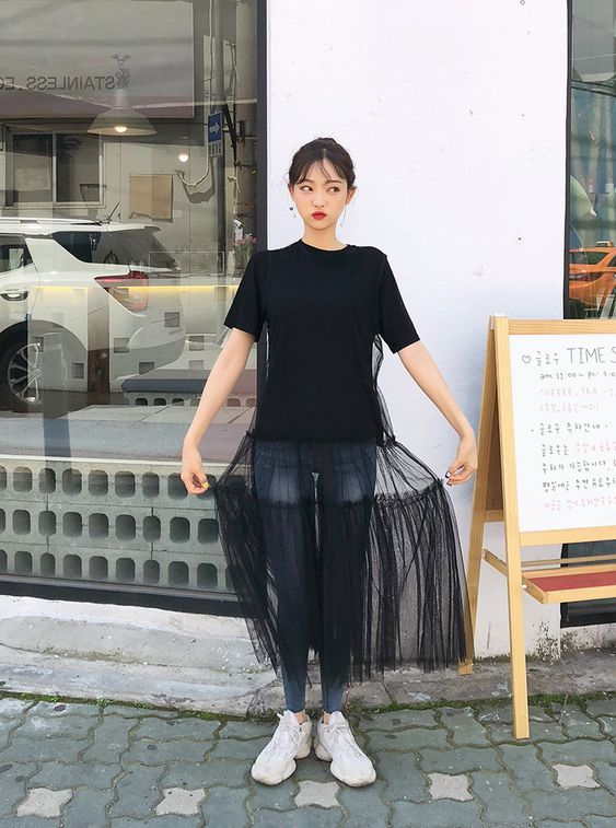 Tận dụng váy hai dây để phối đồ mùa thu