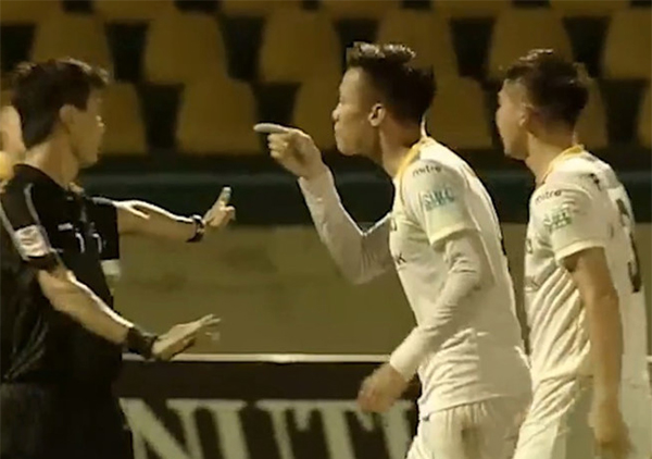 Quế Ngọc Hải hứng mưa gạch đá vì liên tục chỉ tay vào mặt trọng tài